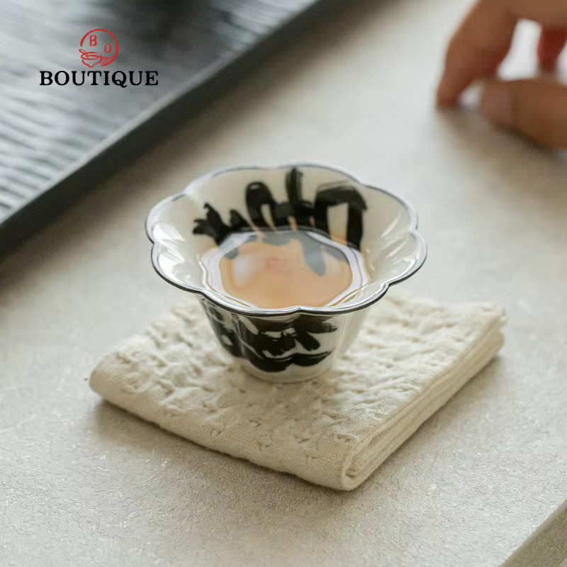 Handgefertigte PGY Keramik-Teetasse mit floralem Design in Weiß - Bild 2