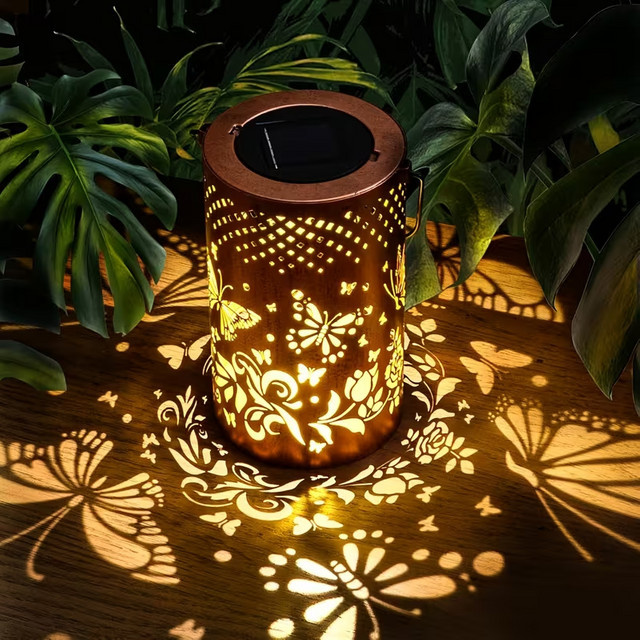 Leclstar Solarbetriebene Schmetterlings-LED-Laterne aus Metall als dekorative Hängeleuchte für Garten und Außenbereich - Bild 1