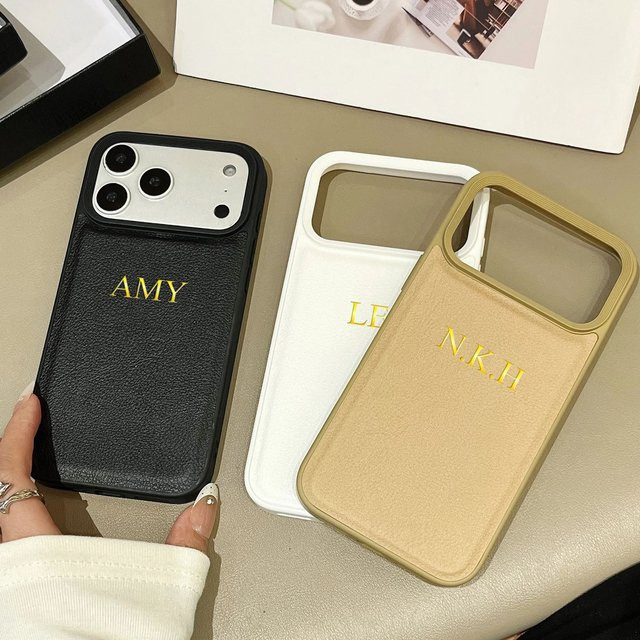 Personalisierte Luxus-Kunstlederhülle für Apple iPhone mit individuellem Namen und graviertem Buchstaben in Goldfolie, Farben: Gold und Beige - Bild 1