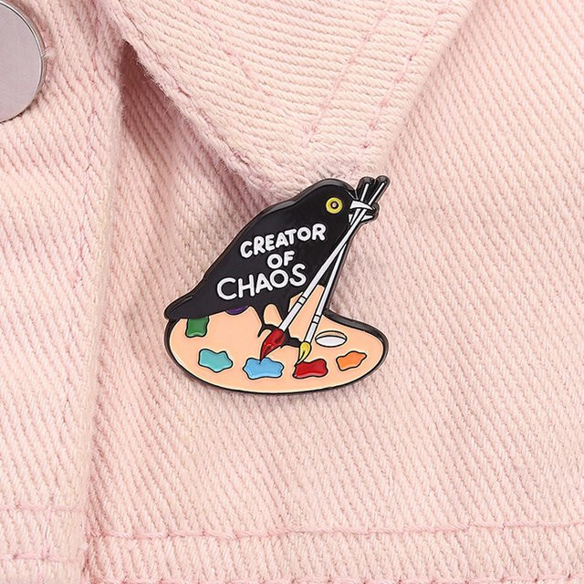 Creator of Chaos Emaille-Anstecknadel, Krähe, Bunt, Unisex - Bild 1