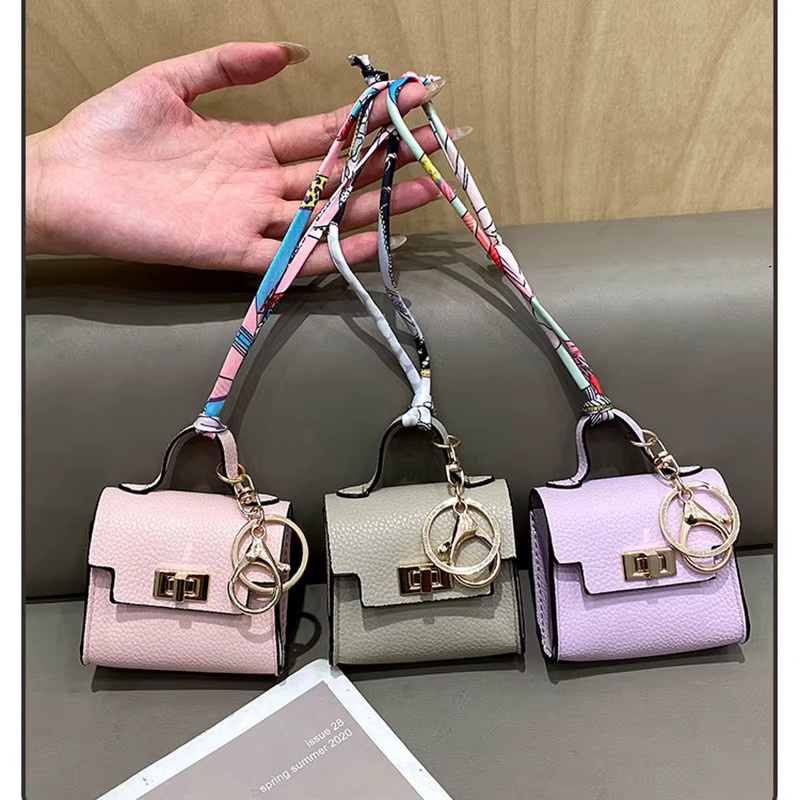 Luxuriöse Mini-Kopfhörertasche aus Leder für AirPods und Galaxy Buds als Schlüsselanhänger in Beige - Bild 2
