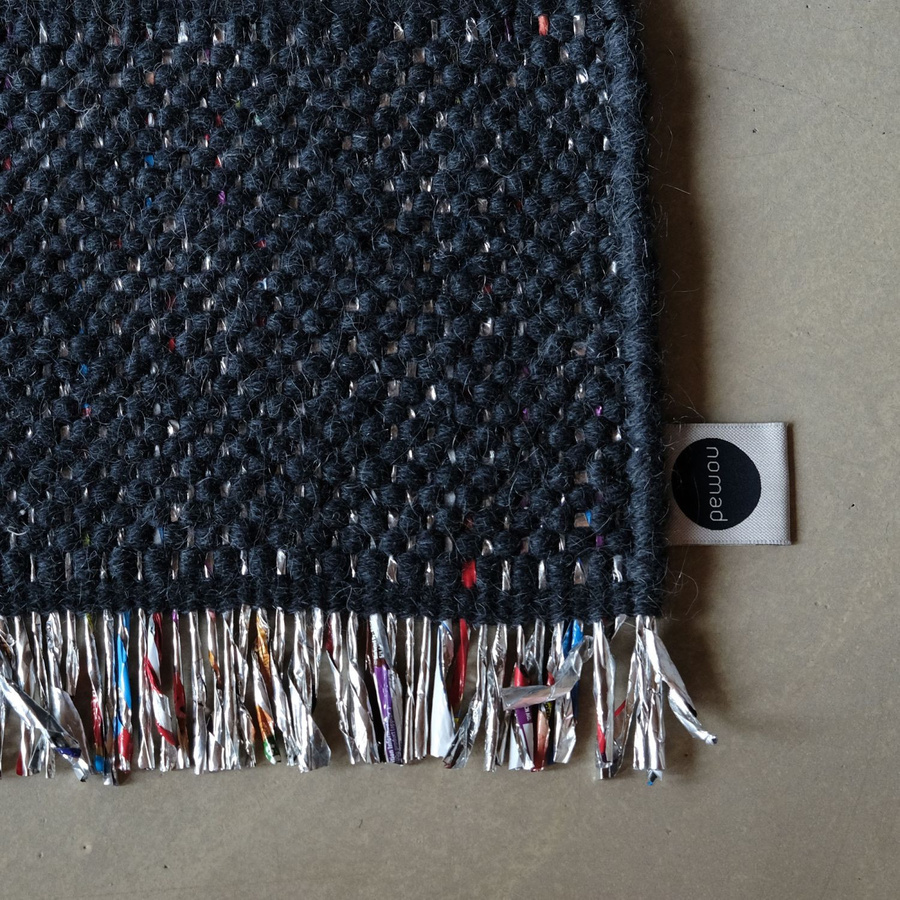 Nomad Candy Wrapper Rug Graphit - Moderner Webteppich aus Wolle mit Fransen in Grau und Multicolour - Bild 2