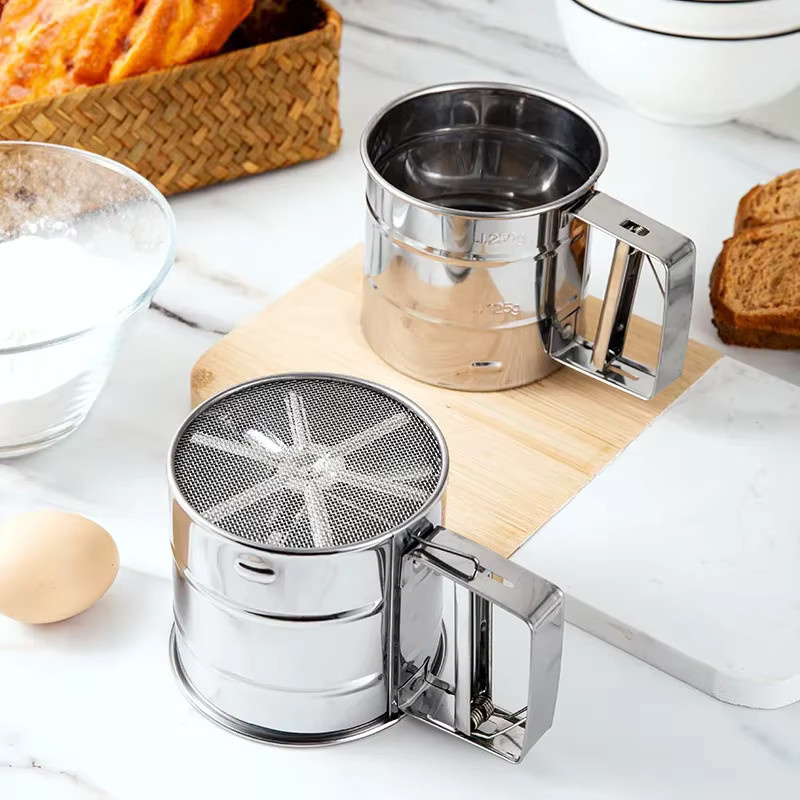 VIE LENTE Mehlsieb aus Edelstahl mit Handpresse und feinmaschigem Sieb in Silber - Bild 4