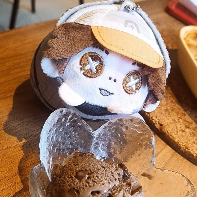 MINISO Identity V Prospector Liegender Plüsch-Schlüsselanhänger - Bild 1