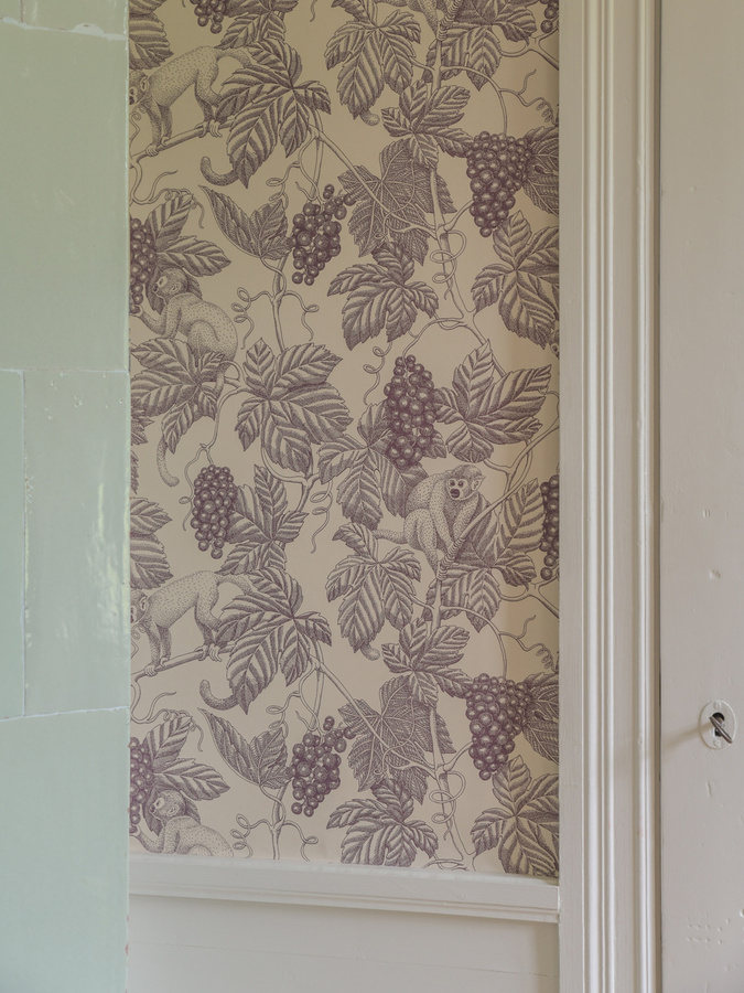 Von Brömssen Tapete Långelid Grape Thief in Burgundy mit floralem Vintage-Design und botanischen Motiven - Bild 1