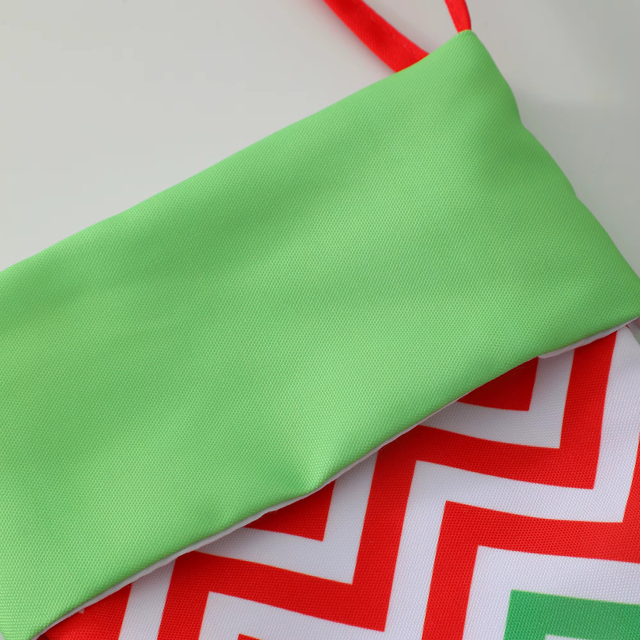 DYSHAYEN Weihnachtsstrumpf aus Textil in Grün, Rot und Gelb mit gepunktetem und geometrischem Muster zum Aufhängen - Bild 1