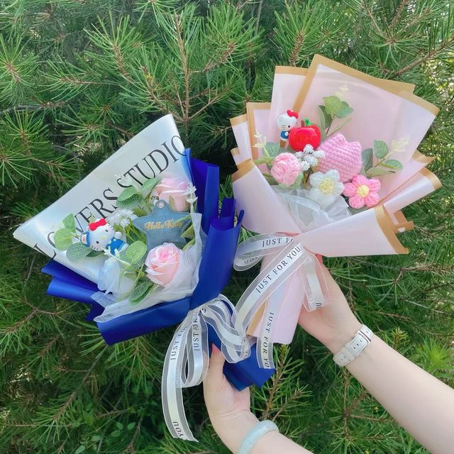 Sanrio Hello Kitty Blumenstrauß mit künstlichen Häkelblumen in Pink - Bild 1