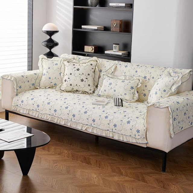 Baumwoll-Sofabezug mit Rüschenkanten in Weiß, rutschfester Ecksofa-Überwurf im modernen Stil, Breite: 70 cm, Tiefe: 70 cm - Bild 1