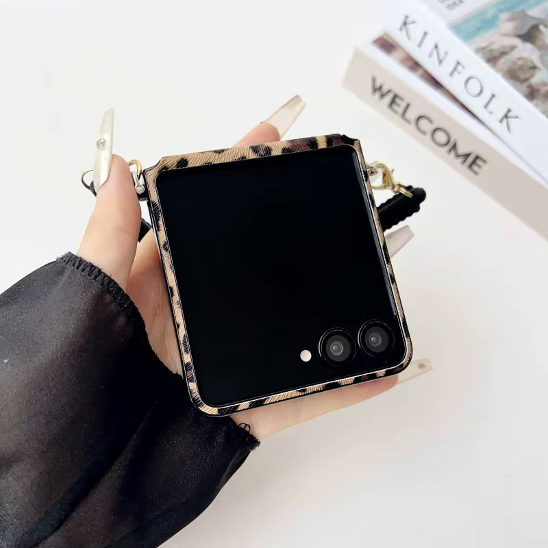 SUNWARD Handyhülle mit Leopardenmuster und MagSafe-Magnetladefunktion für Samsung Galaxy Z Flip, Silikon-Schutzhülle mit Seil, Mehrfarbig - Bild 4