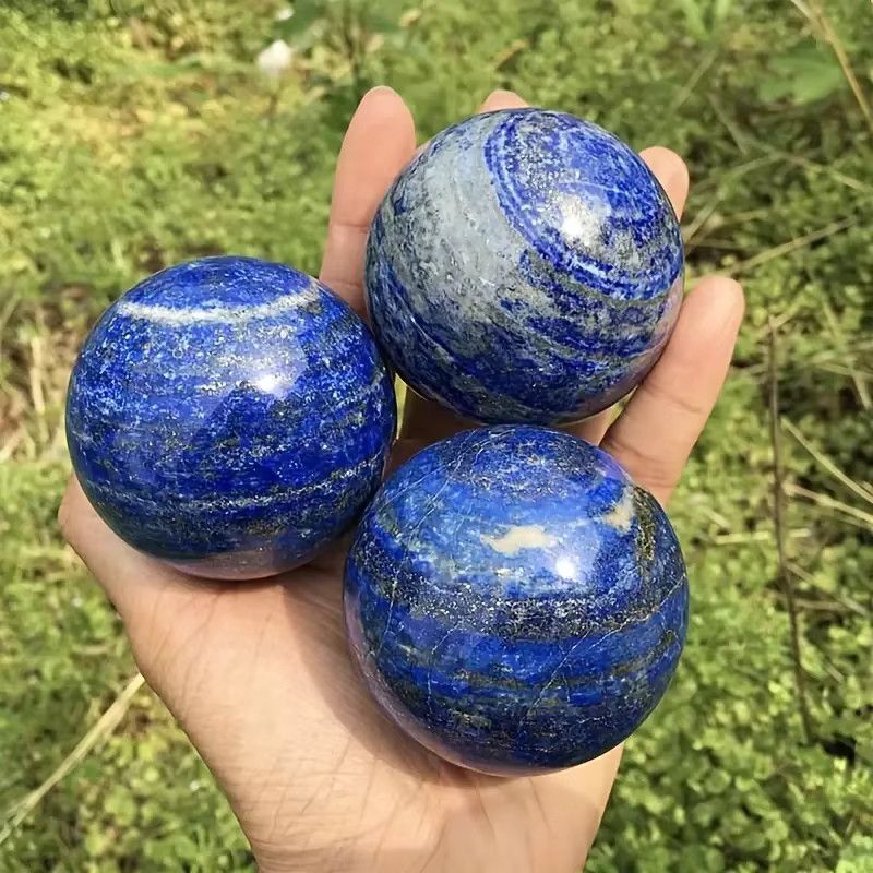 Handgefertigte Lapislazuli Kristallkugel von CrystalHola in Blau als Naturstein-Massagegerät und Dekorationsobjekt - Bild 4