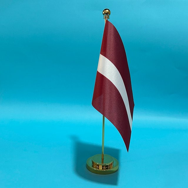 SKY FLAG Schreibtischflagge Lettland, Nationalflagge aus Polyester in Rot, Weiß und Schwarz, B/H: 14 x 21 cm - Bild 1