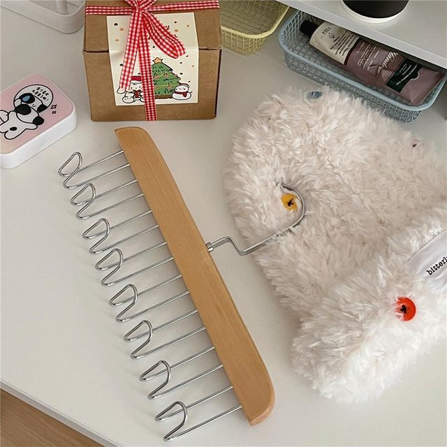 Multifunktions Kleiderbügel von SEEQS in Beige zur Organisation von Socken und Westen - Bild 1