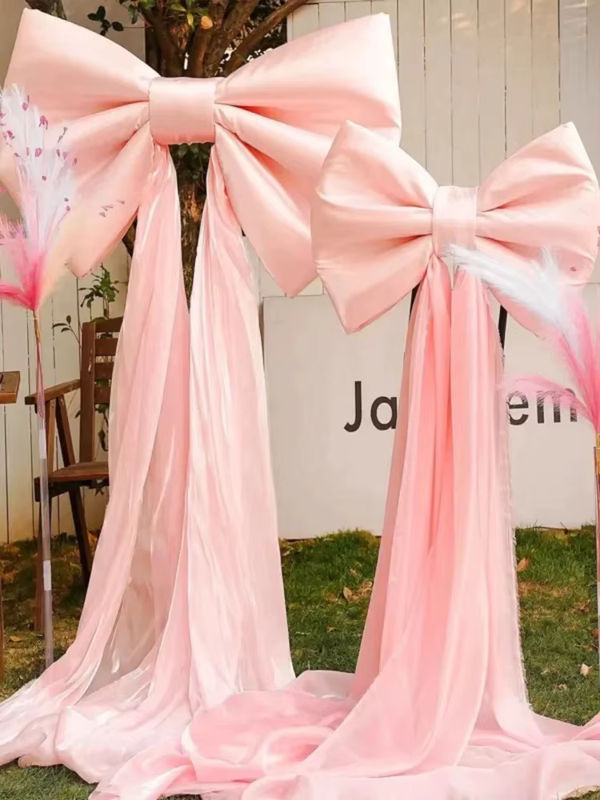 Schillernde rosa Schleife aus Textil als Wanddekoration für Geburtstag und Hochzeit - Bild 2