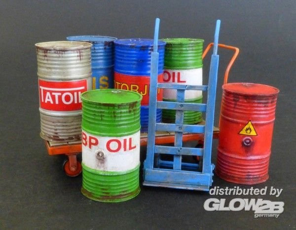 Plusmodel Metal barrels with handcarts, Fahrzeuge, Metall, 1:35, Bunt / Mehrfarbig - Bild 1