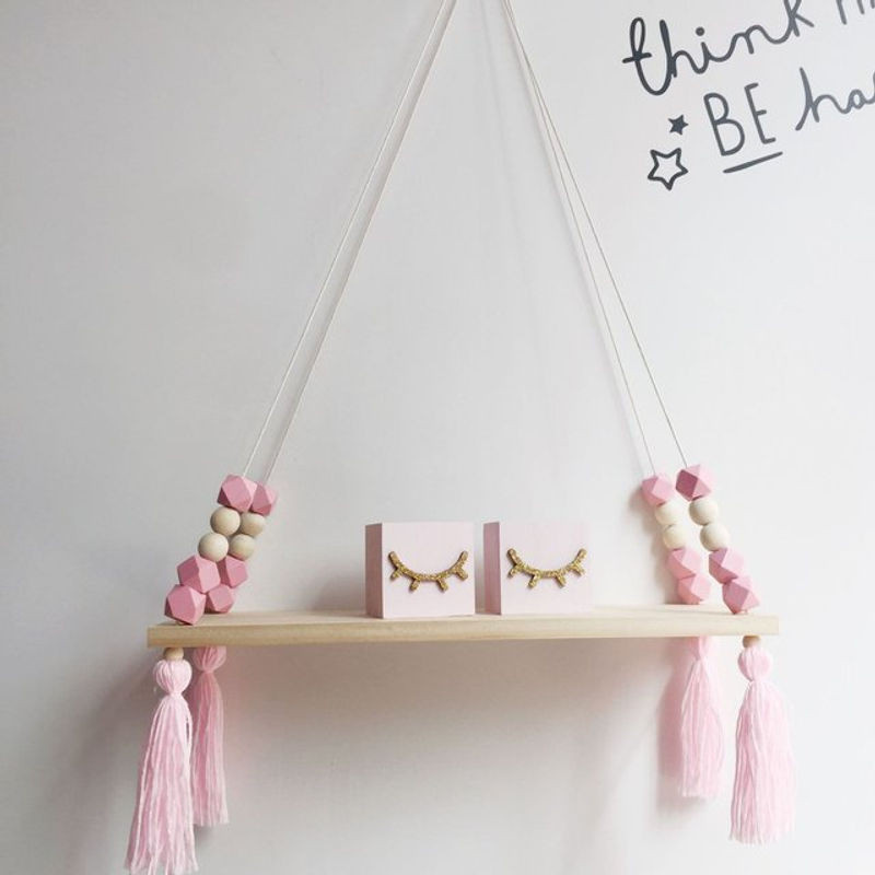 Hängendes Makramee-Wandregal in Rosa im Bohemian-Stil aus Holz und Textil für das Kinderzimmer - Bild 1