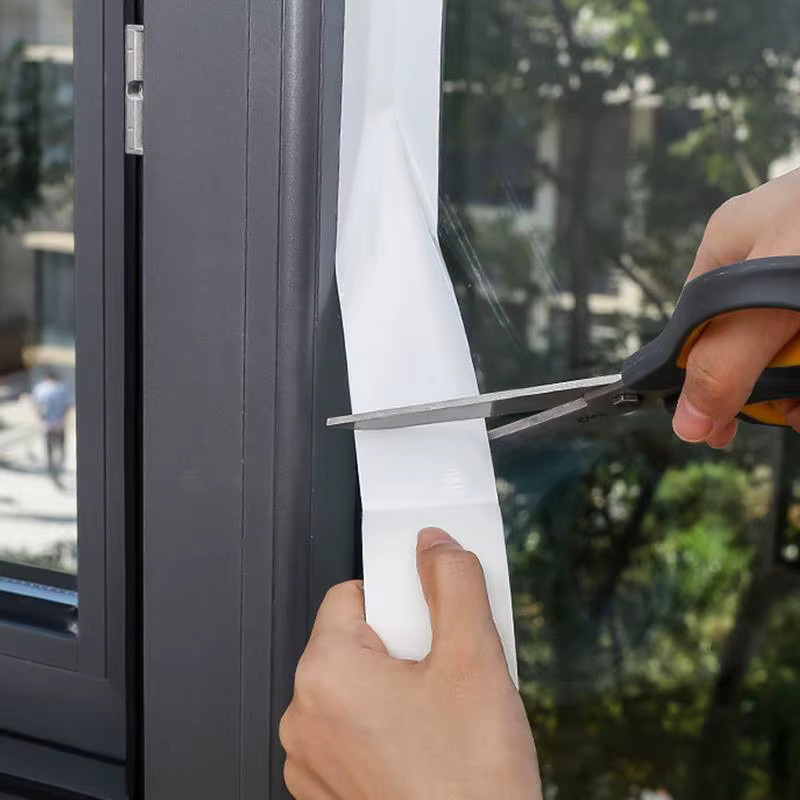 Wetterfestes Fensterdichtungs-Isolationsband aus Kunststoff, transparentes Dichtungsband als Zugluftstopper und Lückenfüller für Fenster, Waschbecken und Bad, 20 m - Bild 3