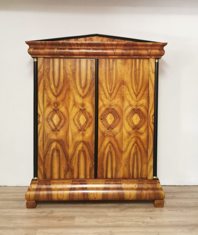 Antikhof Brück Biedermeier Giebelschrank Nussbaum und Birke in Braun und Schwarz, H: 210 cm, B: 165 cm, T: 62 cm - Bild 1