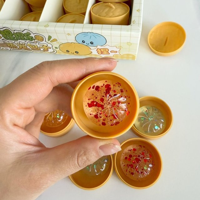 Schylling Mini-Dumplings Quetschbare Dampfbrötchen-Spielzeuge Set, Squishies, Fidget-Spielzeug - Bild 1