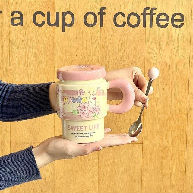 Yiran toy 1 Keramiktasse mit Deckel und Löffel Kirschblüten Hase Design, 450 ml, Farben: Pink, Blau, Gelb, Grün - Bild 1