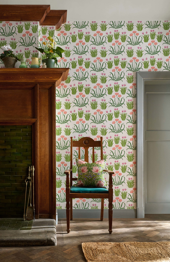 Morris & Co Tapete Glade - Tulip Fields in Grün und Multicolour mit floralem Art Nouveau Design - Bild 1
