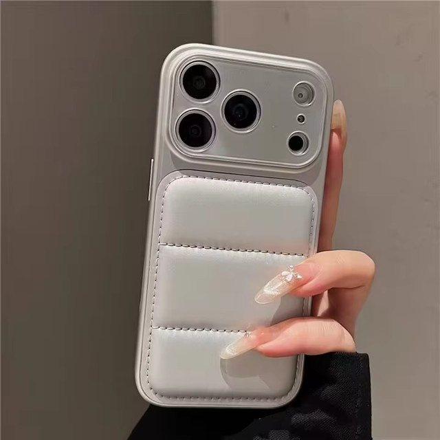 Stoßfeste Silikon Handyhülle im Daunenjacke-Design für Apple iPhone 17, 16, 15, 14, 13 Pro Max in Silber - Bild 1