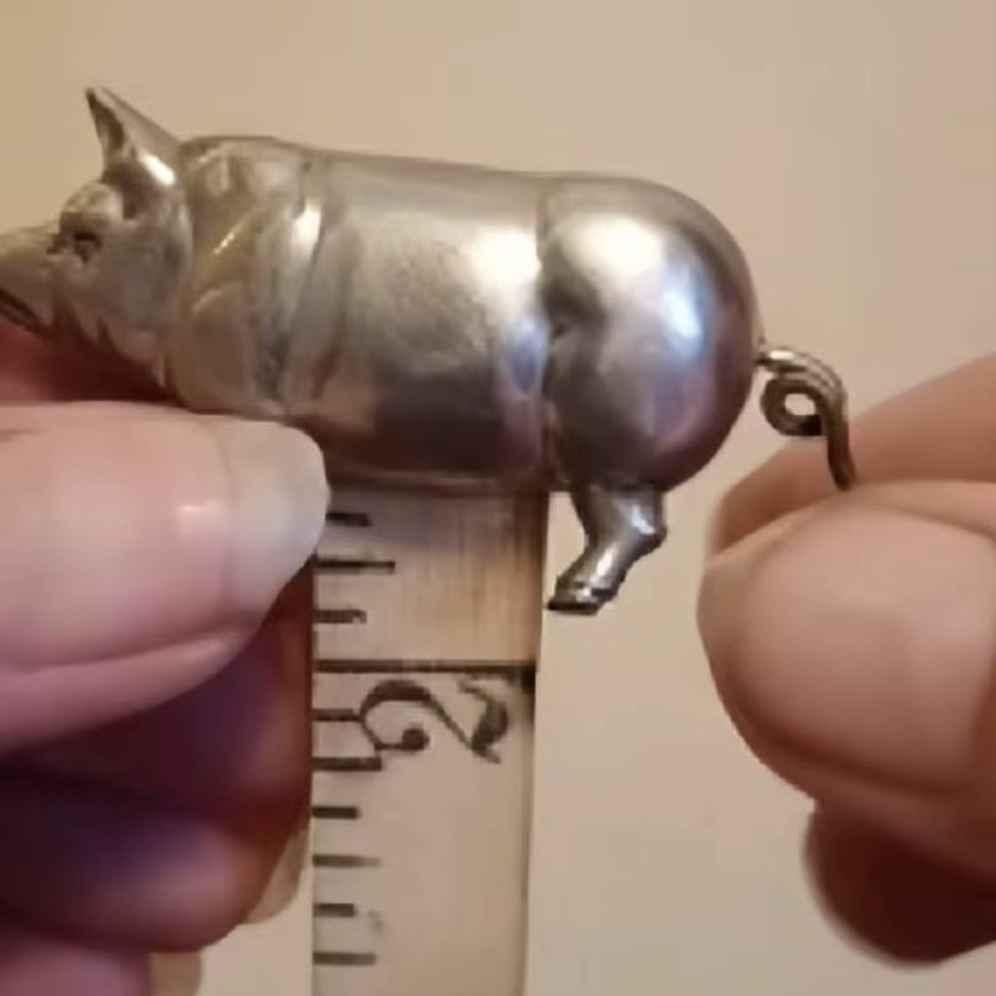 Tragbares Mini-Maßband in Schweinchenform aus Metall in Silber für Handarbeiten und Schneiderarbeiten - Bild 3