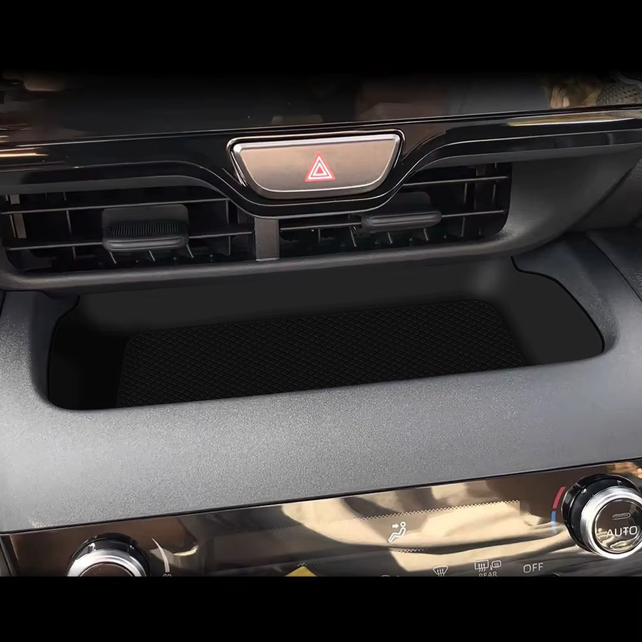 Silikonmatte für Toyota Yaris Cross als flexible Konsolenauflage für kabelloses Laden, rutschfest und geräuschdämpfend, Farbe: Schwarz - Bild 5