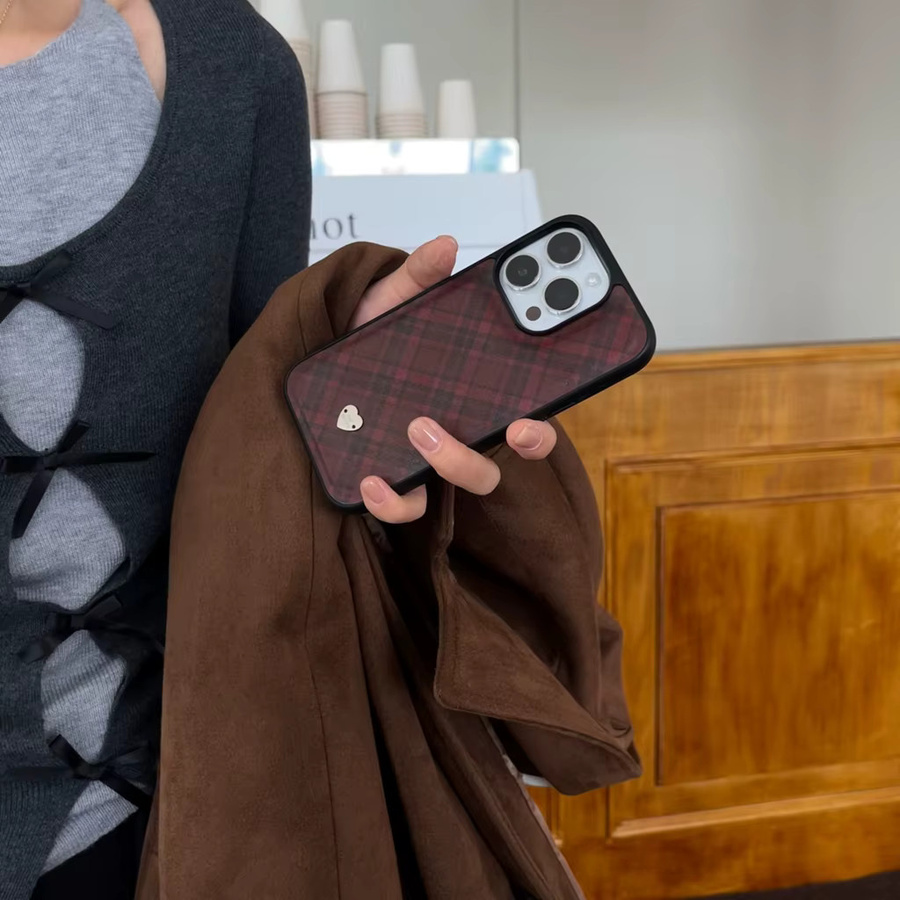 Handyhülle mit Retro-Gittermuster und Herz-Design in Dunkelrot für iPhone 12, 13, 14, 15 und 16 Pro Max - Bild 5