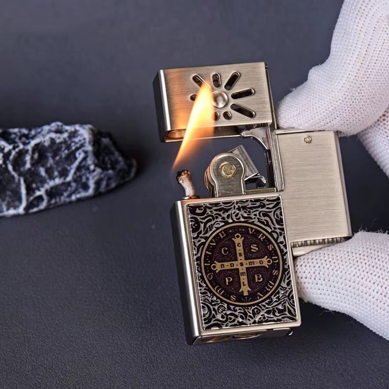 Zorro Retro Constantine Kerosin-Feuerzeug aus Metall in Silber, nachfüllbar und langlebig - Bild 2
