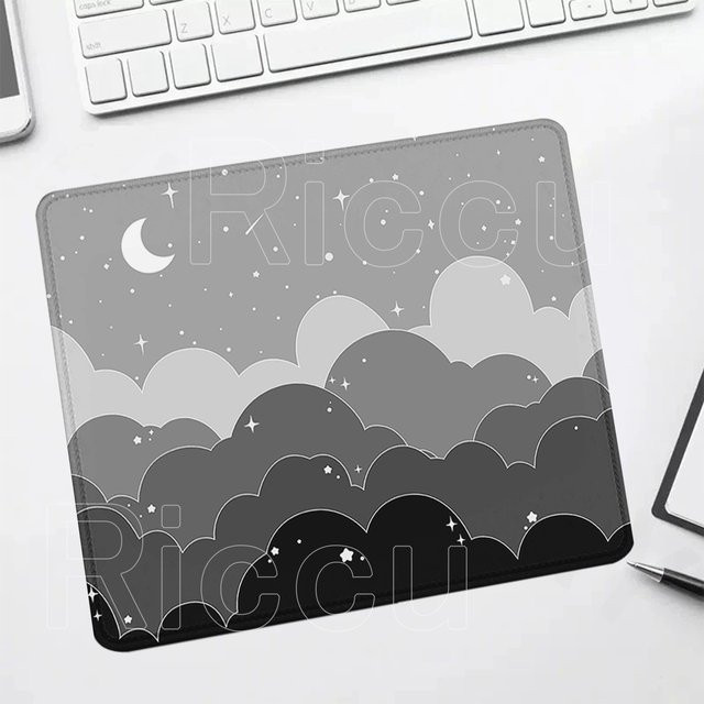 Riccu Kawaii Mauspad mit Schwarz-weißen Wolken und Mond Design in Schwarz, Weiß und Grau - Bild 1