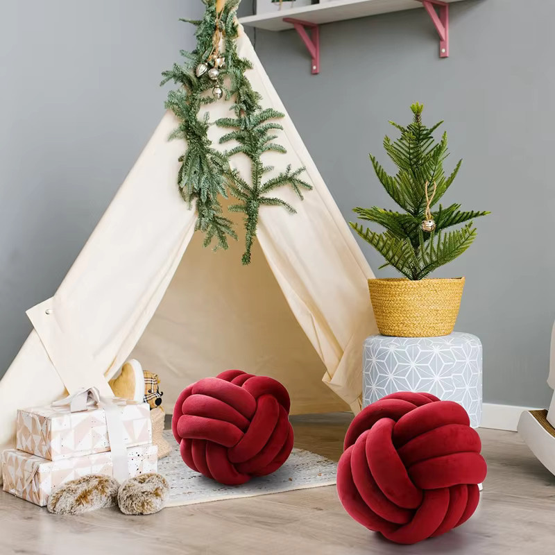 Dekoratives rundes Kissen aus Lammplüsch in Knotendesign für Kinder und Weihnachten, Farben: Rot, Grün und Cremeweiß - Bild 4