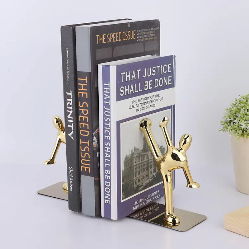 CosyHome Bücherstützen Kong Fu Man aus Edelstahl in Gold für Tisch und Regal - Bild 2