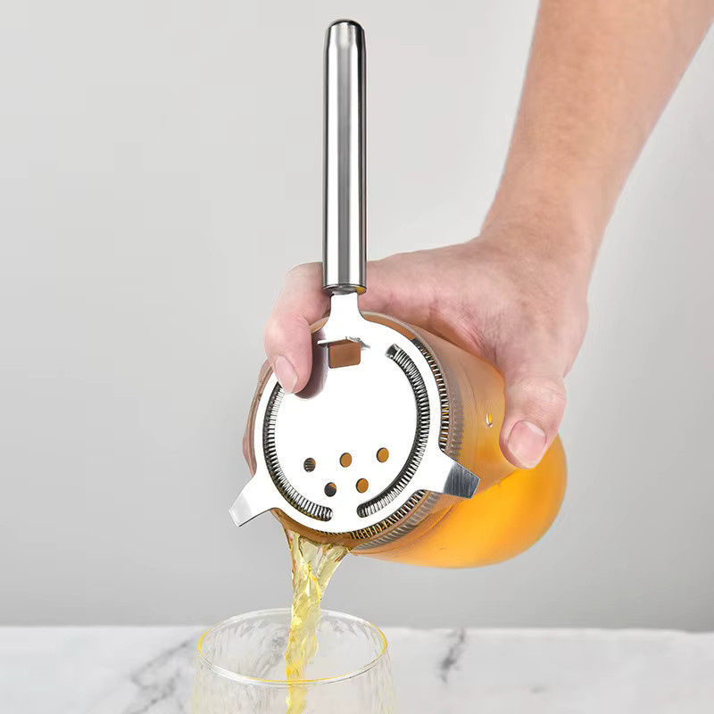 Cocktail Shaker mit integriertem Eis Sieb aus Edelstahl in Silber - Bild 1