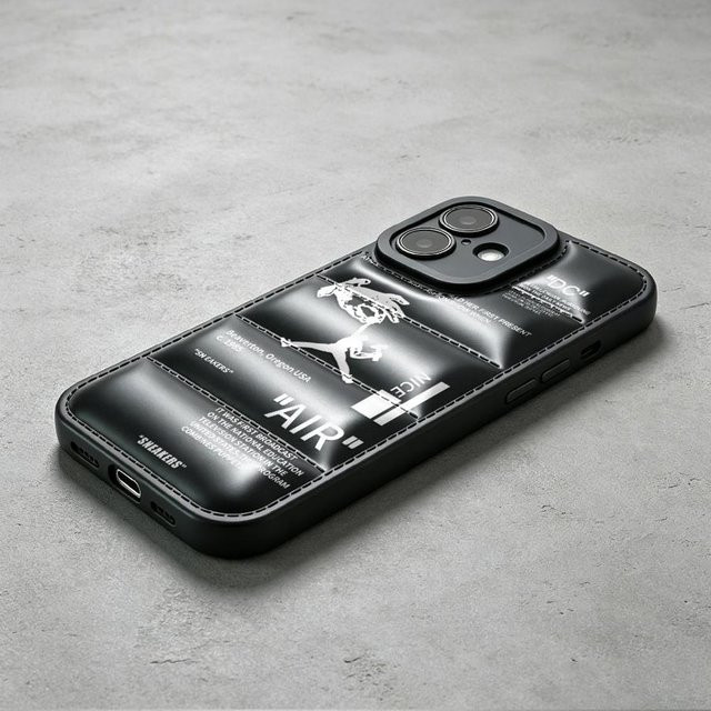 Street-Sneaker Handyhülle im Daunenjacken-Design für Apple iPhone 16 15 14 13 12 11 Pro Max Plus Air 16e in Schwarz - Bild 1