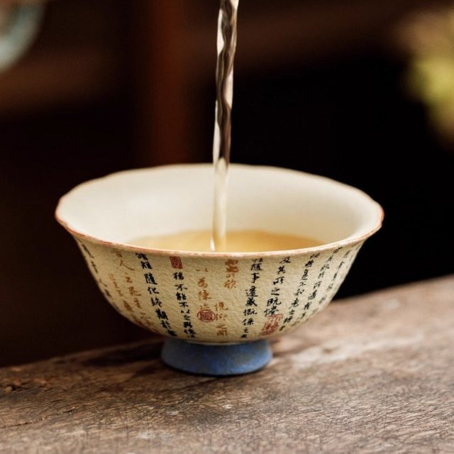 Keramische Teetasse mit Orchideen-Pavillon-Motiv in Blau, Weiß und Feuersteinrot für Kung-Fu-Teesets - Bild 1
