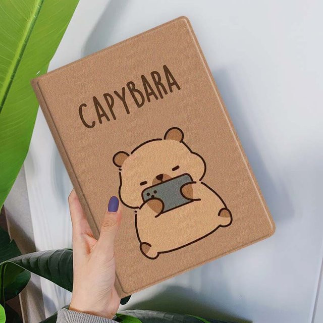 Samsung Galaxy Tab Hülle mit Cartoon Capybara Bubble Tea Design in Braun für Galaxy Tab S11 S10 S9 S8 S7 S6 A11 A9 A8 A7 Lite FE Plus - Bild 1