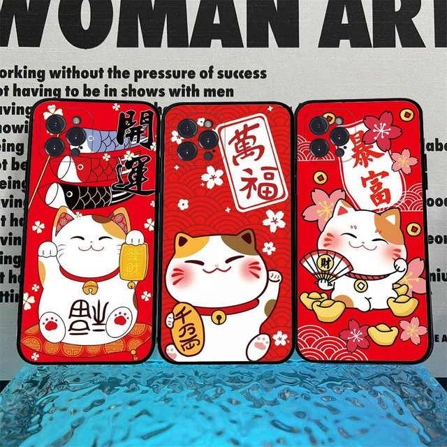 Maneki Neko Glückskatze Handyhülle von Potdemiel für iPhone 16 15 14 13 12 11 Pro Max Plus Mini in Schwarz und Rot - Bild 1