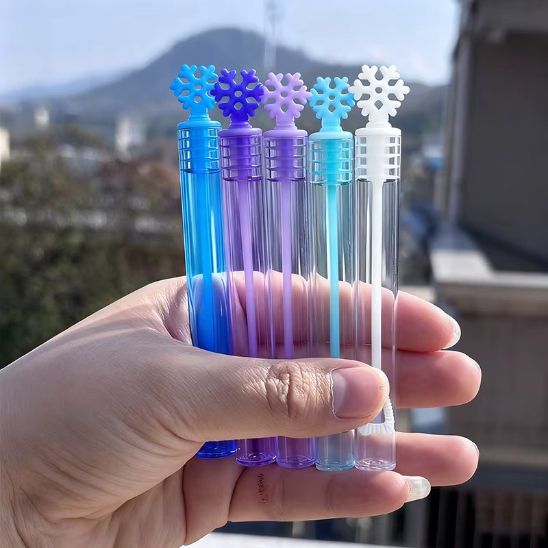 Set aus 10 oder 20 Mini-Schneeflocken-Seifenblasenstäben aus Kunststoff in Multicolour für Weihnachten, Winter und Ostern - Bild 2