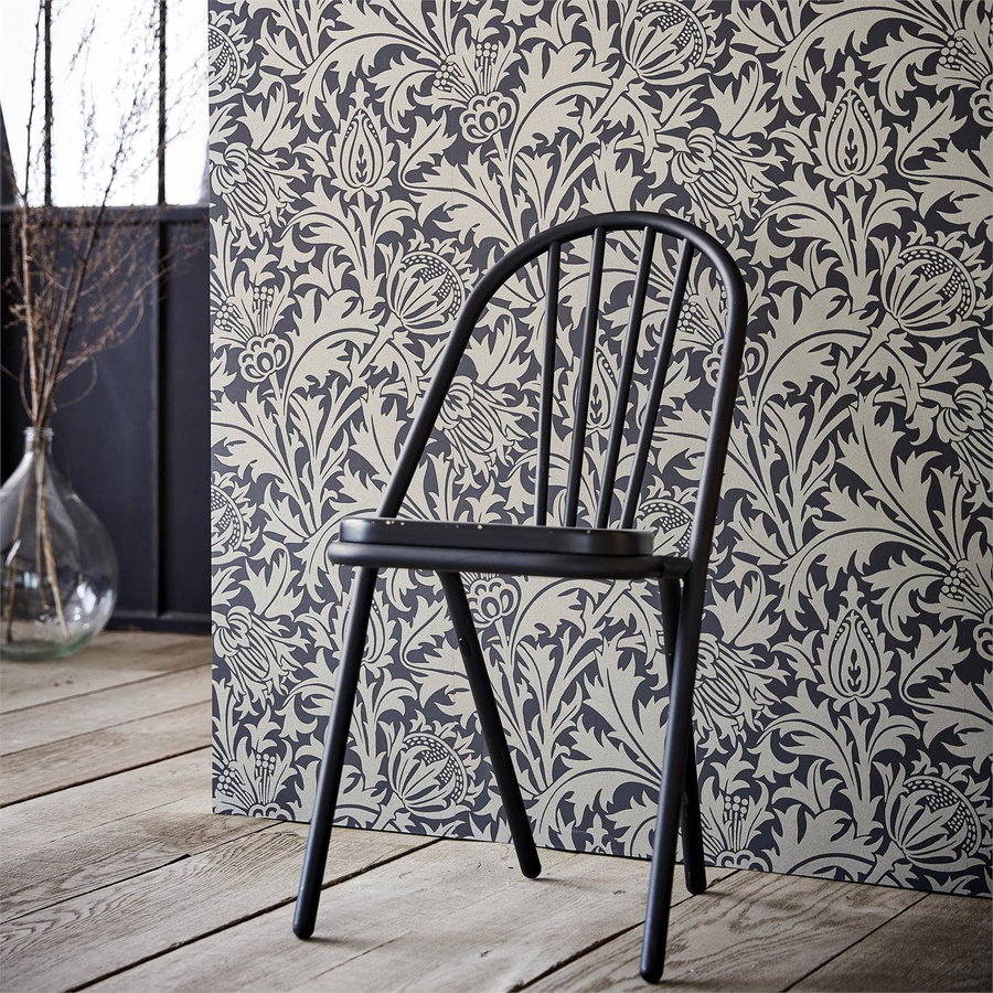 Morris & Co Tapete Pure Thistle in Schwarz mit floralem Art Nouveau Design - Bild 1