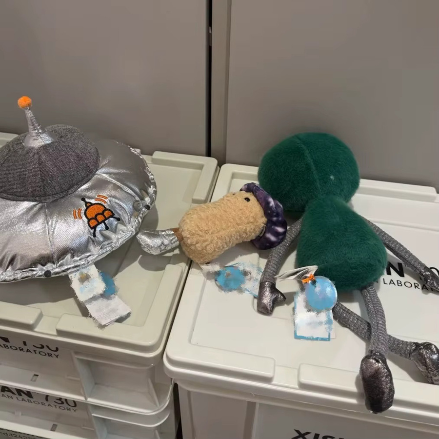 JELLYCAT Weltraum, Lächelnde Grüne Alien-Figur mit Silbernem UFO, Plüschtier - Bild 2