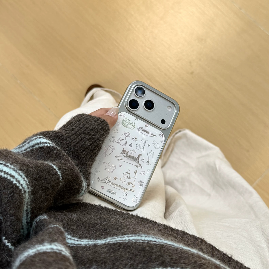 Handyhülle von TROPLET mit handgezeichnetem Katzenmotiv und flauschigem Anhänger für iPhone 17 16 15 14 13 12 11 Pro Max Plus - Bild 2