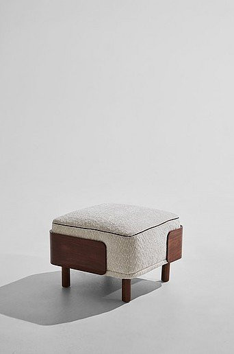 Barry Pouf Design Hocker in Beige mit Walnuss-Holzrahmen und Stoffbezug - Bild 1