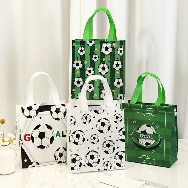 4 Stück Geschenktüten im Fußball-Stil aus Vlies als Goody Bags für deine Geburtstagsfeier - Bild 1