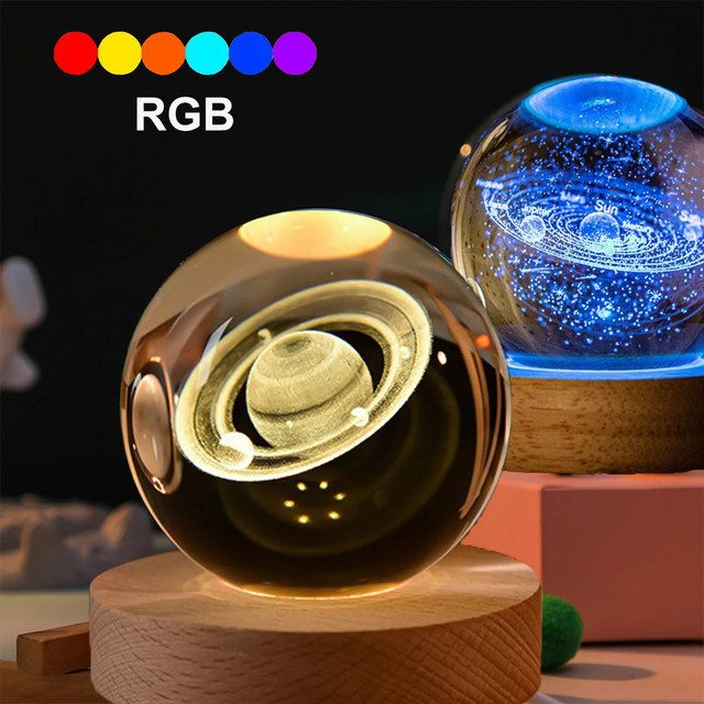 3D Kristallkugel Nachtlicht mit lasergraviertem Sonnensystem als Astronomie-Dekoration aus Glas und Holz in Transparent und Multicolour - Bild 1