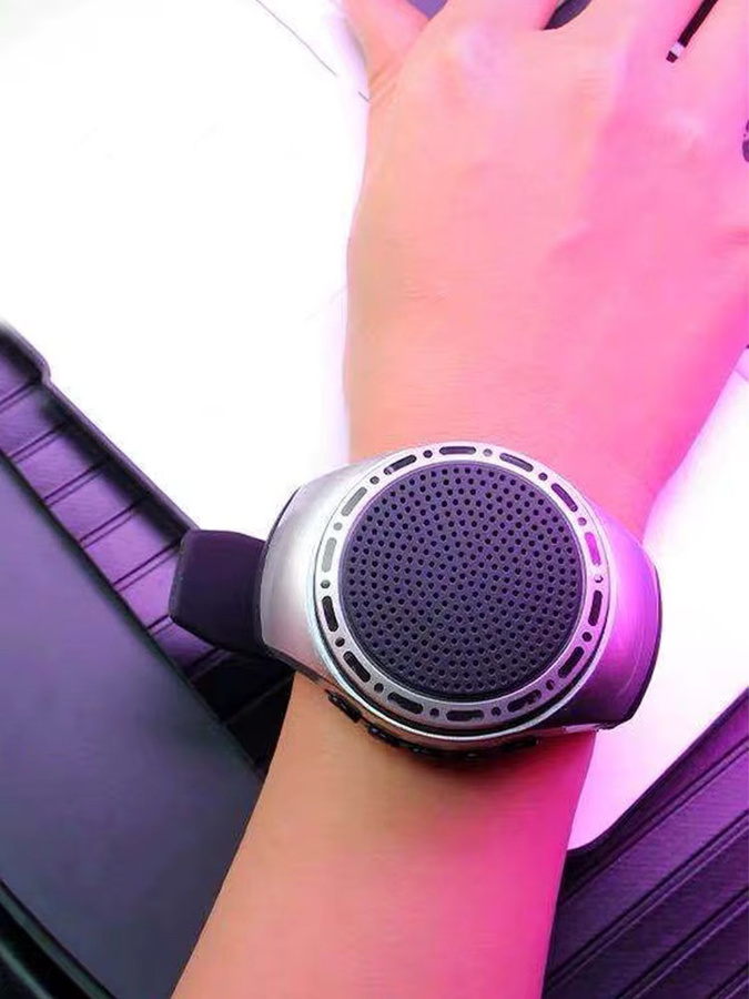 ATUOTIN Bluetooth Fahrrad-Handgelenk-Lautsprecher mit FM-Radio und Beleuchtung in Silber, USB-aufladbar - Bild 4