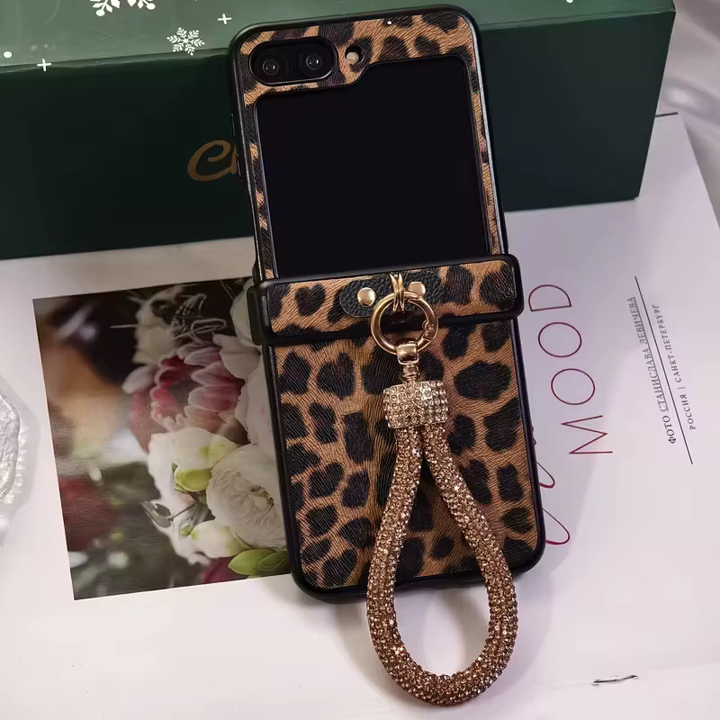 Leoparden-Lederhülle mit diamantbesetztem Trageriemen für Samsung Galaxy Z Flip 8, 7, 7 FE, 6, 5, 4, 3 5G in Braun - Bild 3