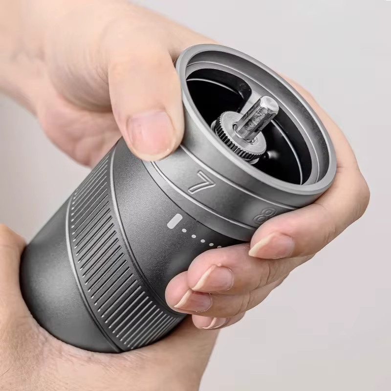Manuelle Kaffeemühle aus Metall in Schwarz mit verstellbarem Mahlwerk und konischem Mahlwerk für Espresso und Küche, Höhe: 16,5 cm, Durchmesser: 5,5 cm - Bild 2