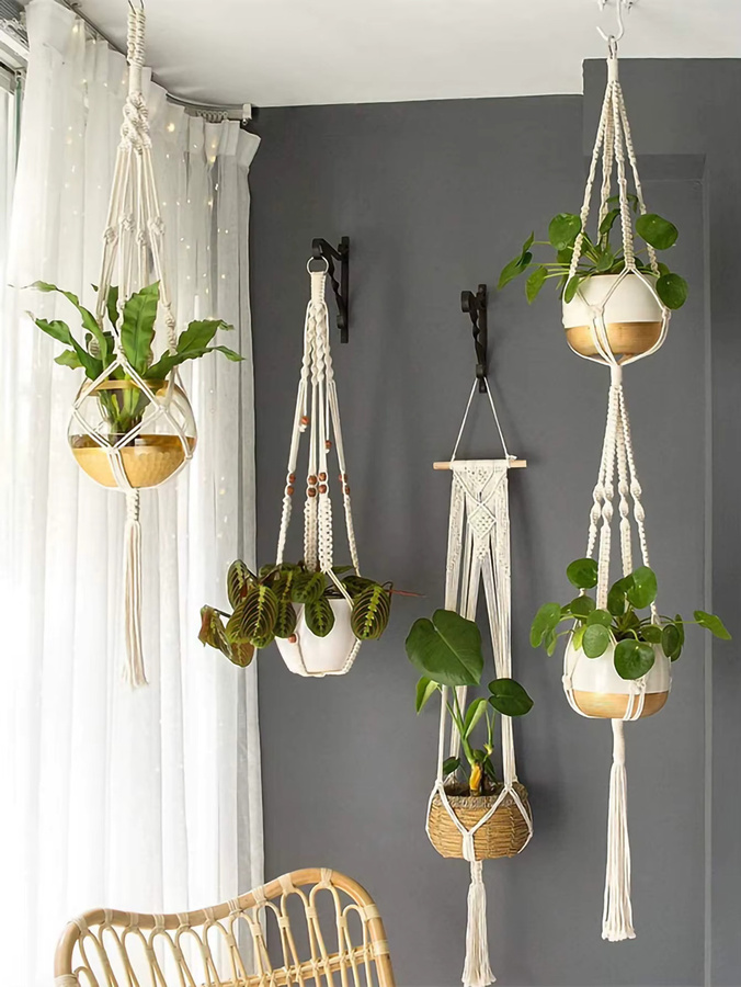 Handgemachter Makramee Pflanzenaufhänger in Weiß aus Baumwolle im Boho-Stil - Bild 4