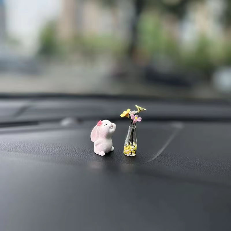 Miniatur Kaninchen mit Gänseblümchen als Auto Ornament aus Kunstharz in Weiß - Bild 2