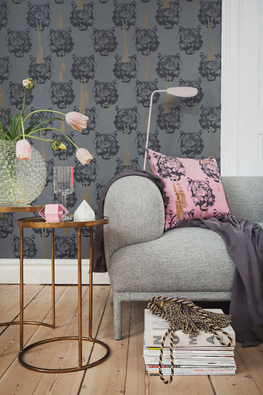 Studio Lisa Bengtsson Tapete Coco Tiger in Grey, Gold und Beige mit Animal Print im Vintage-Stil - Bild 2